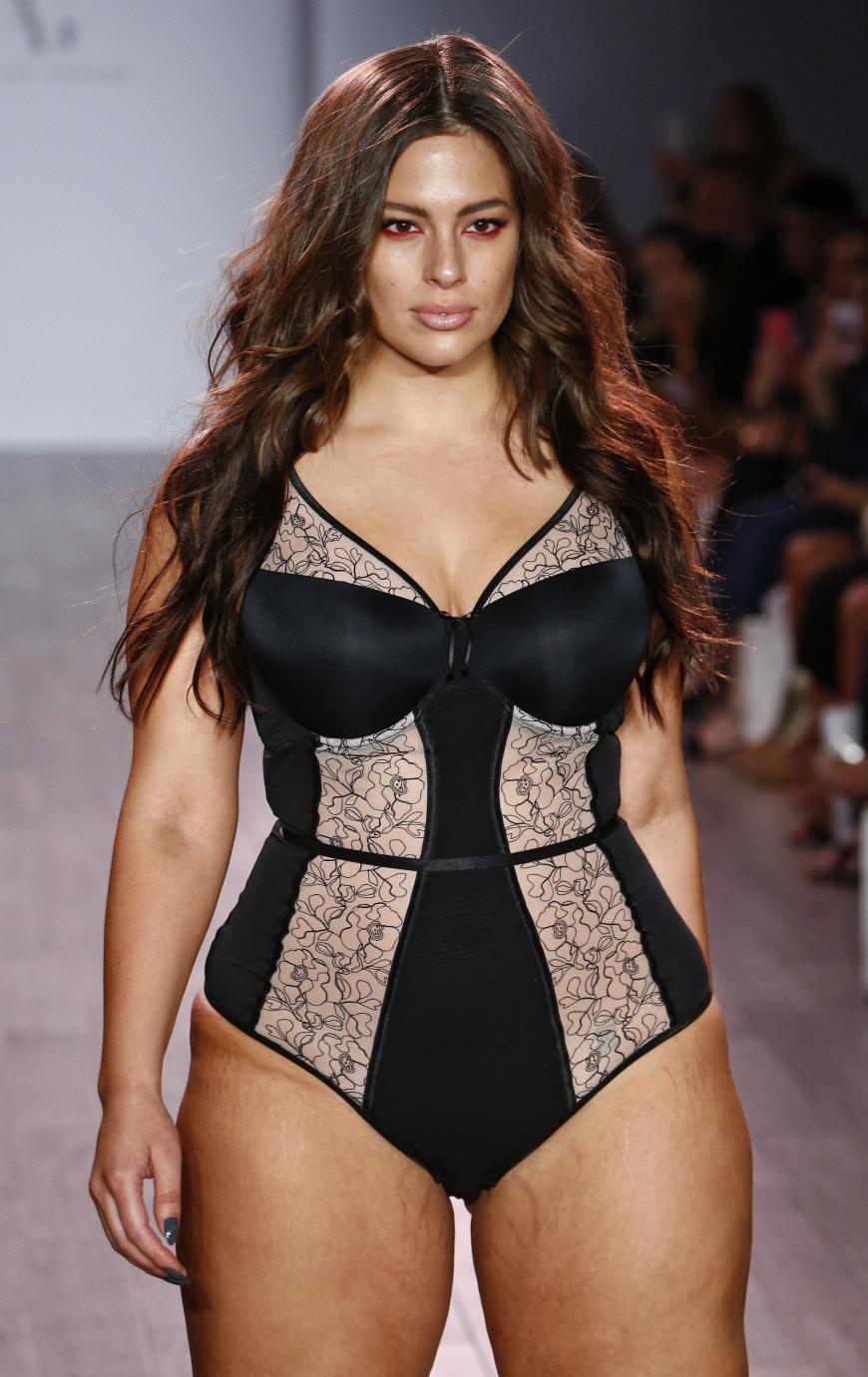 Ashley Graham präsentierte selbst Teile ihrer Unterwäsche-Kollektion. Seit 2013 entwirft das Plus-Size-Model für das kanadische Unternehmen “Addition Elle“ zauberhafte Dessous für kurvige Damen.