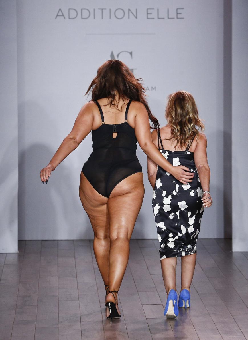 Ashley Graham hatte keine Scheu den geladenen Gästen aus der Modewelt und der Weltpresse ihre Kehrseite inklusive Cellulite zu präsentieren. Hut ab!