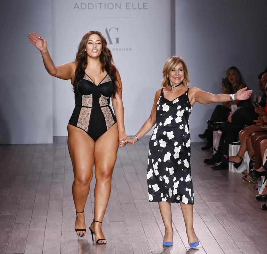 Das superheiße Covergirl der „Sports Illustrated“ eröffnete und beendete die Show persönlich an der Seite der Chefdesignerin von