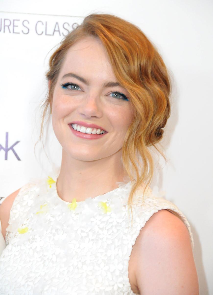 Emma Stone: Der helle Teint von Emma strahlt durch frische Farbe auf den Wangen und Lippen.