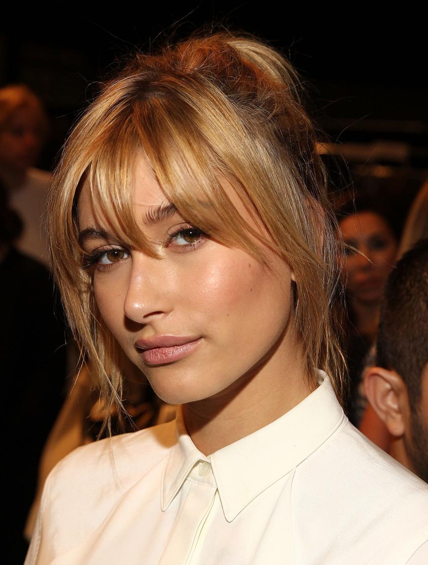Hailey Baldwin mit coolem Pony und lässig gebundenem Pferdeschwanz