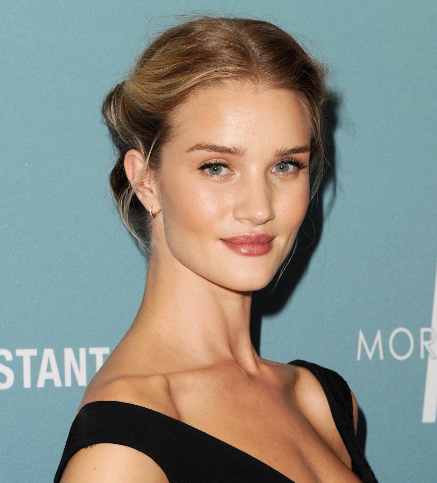 Moderne Gretel: Rosie Huntington-Whiteley bezaubert mit diesem märchenhaften Steckwerk.