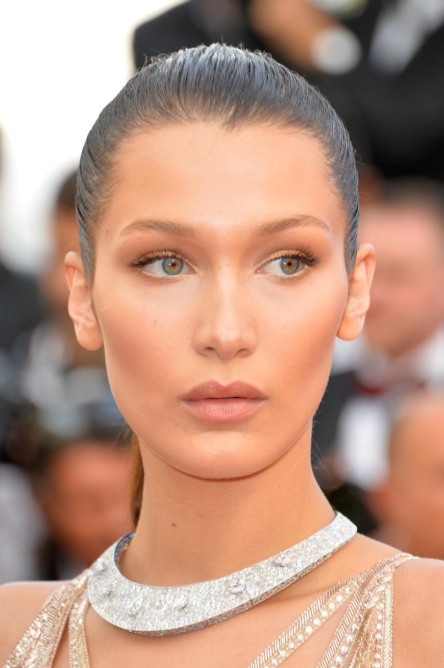 Bella bei Tag: Die aufgedrehte Bella bleibt in Schminksachen tagsüber zurückhaltend: Sie benötigt nur eine leichte BB-Cream, die richtige Highlighter-Palette und einen getönten Pflegestift ... Mehr Nude-Look geht wirklich nicht!