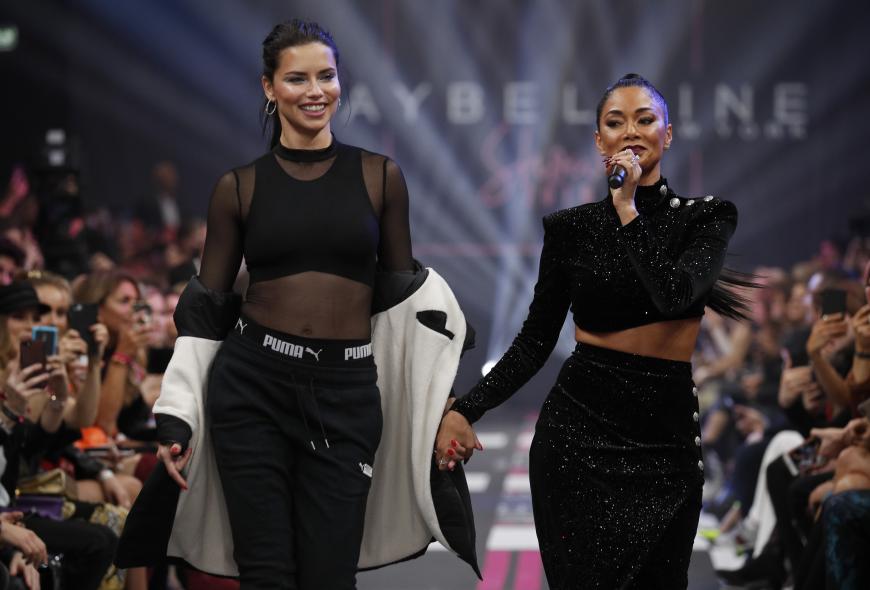 Der Höhepunkt der Maybelline New York-Show: Supermodel Adriana Lima (l.) stolziert in einem sportlichen Outfit über den Laufsteg. An ihrer Seite trällert Mega-Star Nicole Scherzinger einen Song.