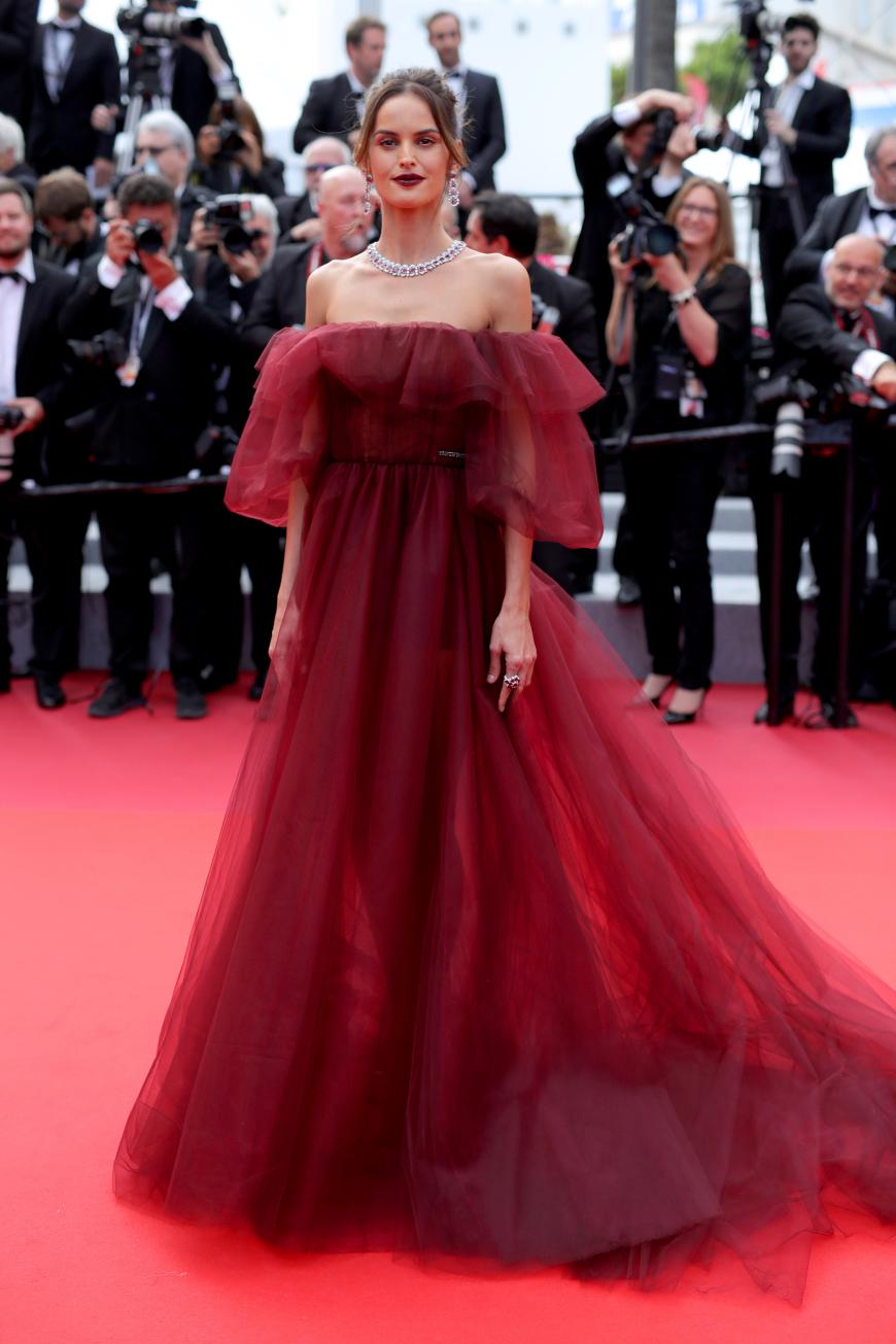 Ratlos lässt uns diese weinrote Robe, die Izabel Goulart hier trägt, zurück. Etwas verloren sieht das das Model in dem Tüll-Spektakel aus. Nach ihrem Gesichtsausdruck zu urteilen, scheint sie es ähnlich zu sehen. ;-)