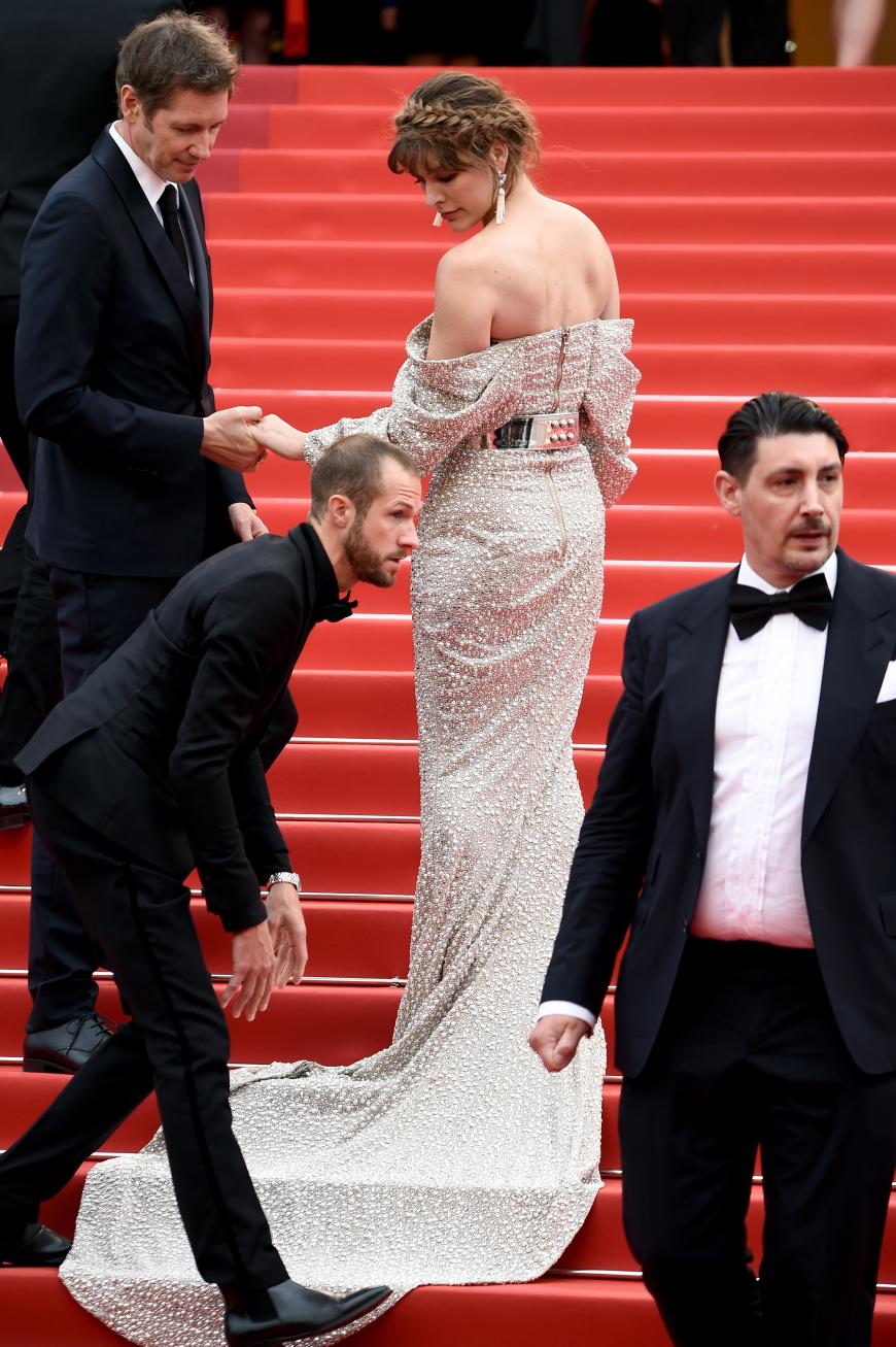Kein Wunder, dass Jovovich mit der gebotenen Vorsicht und helfenden Händen die Treppe von Cannes hinaufschreitet.