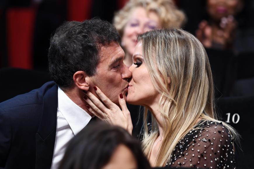 Und dann gibt es auch noch ein Küsschen, denn Antonio Banderas wird in Cannes als