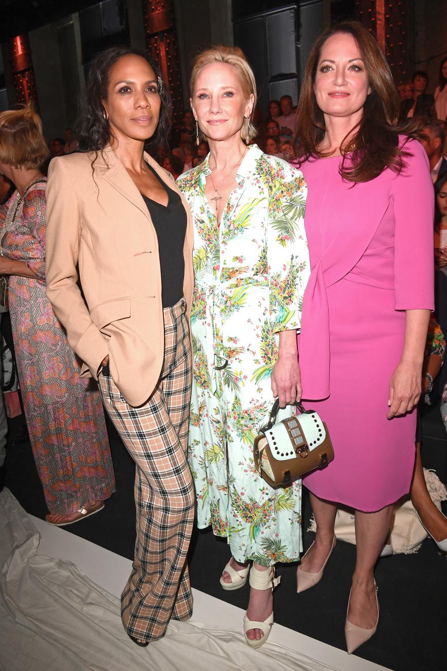 Barbara Becker, Anne Heche und Natalia Wörner posieren bei der Show von Riani