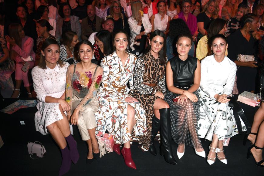 Front Row bei Riani: Nadine Warmuth, Anna Julia Kapfelsperger, Laura Berlin, Ruby O. Fee, Sonja Gerhardt und Lisa Tomaschewsky, v.l.