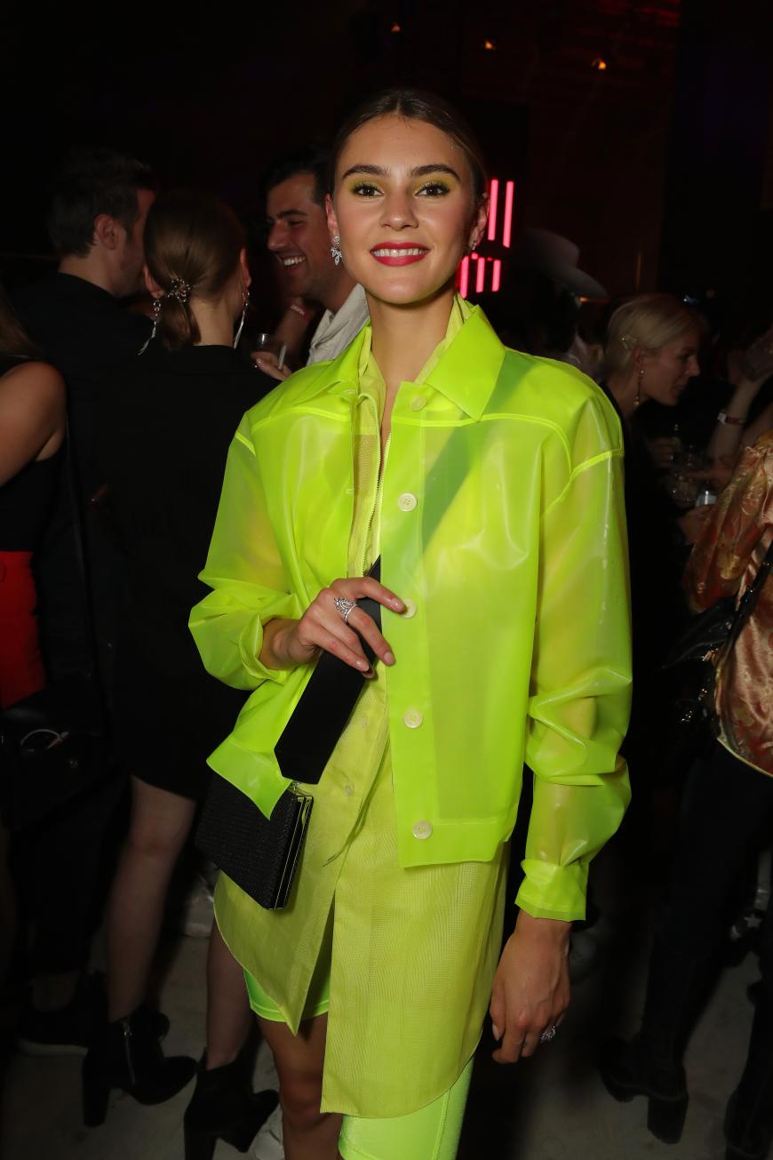 Stefanie Giesinger in einem neongrünen Radlerhosen-Outfit