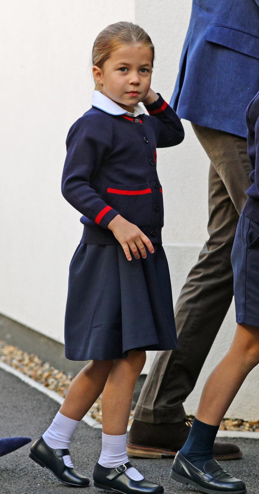 Die 4-jährige Charlotte trägt ab jetzt Schuluniform ...