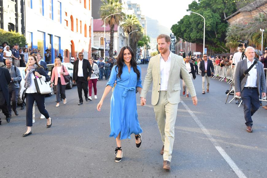 Die Sicherheit der Sussexes ist natürlich das Wichtigste für den Palast. Wochen zuvor sicherte die Britische Spezialpolizei die Gegend ab, wo Harry und Meghan ein Kinderheim und das