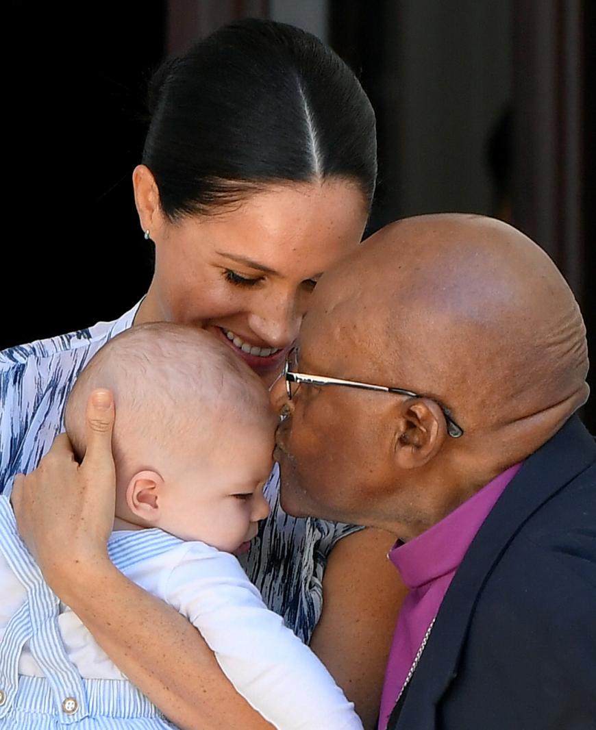 Auf Instagram bedankte sich das Paar später mit einem Schwarz-Weiß-Foto, auf dem Tutu dem kleinen Archie einen Kuss auf die Stirn drückt. „Archie hat es gefallen, Sie zu treffen“, kommentierten die Sussexes darunter.