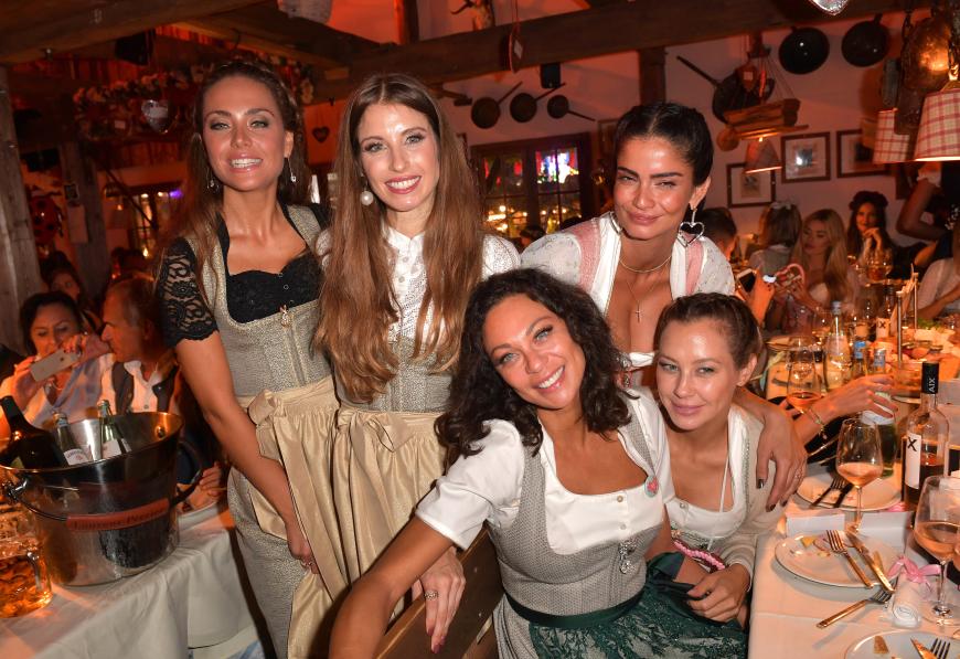 Franca Lehfeldt, Cathy Hummels, Shermine Sharhrivar, Lilly Becker und Alessandra Mayer-Wölden (v.l.) lassen es krachen auf der Wiesn ...