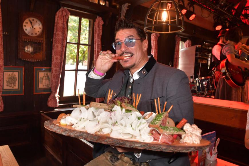 Ex-Dschungelcamp-Star Chris Töpperwien lässt es sich schmecken.