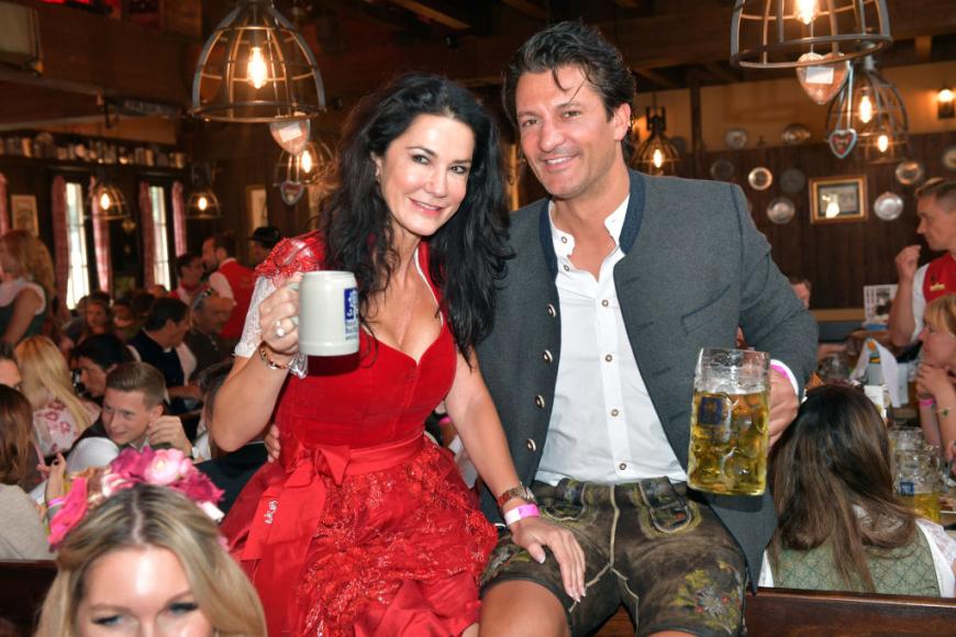 Mariella Ahrens hat ihren Freund Michael Raumann mit aufs Oktoberfest genommen.