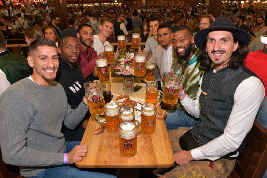 Die Stars des FC Bayern München feiern auch auf der Wiesn - allerdings nicht die Kicker, sondern die Basketballer.