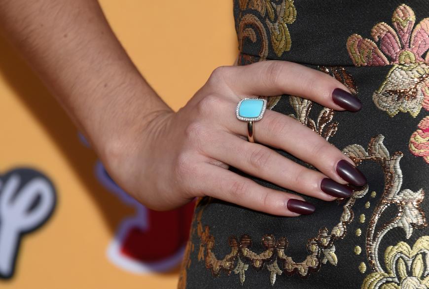 Elegantes mattes Weinrot auf den Fingern von Sarah Hyland
