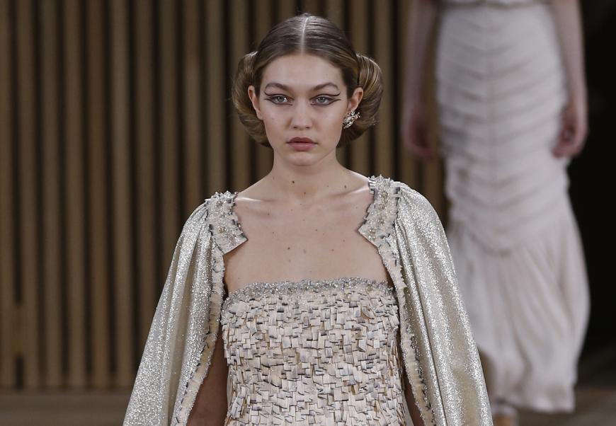 Futuristisch wird es bei Chanel: Gigi Hadid trägt einen langen Lidstrich unterhalb des Auges und auf dem Lid.