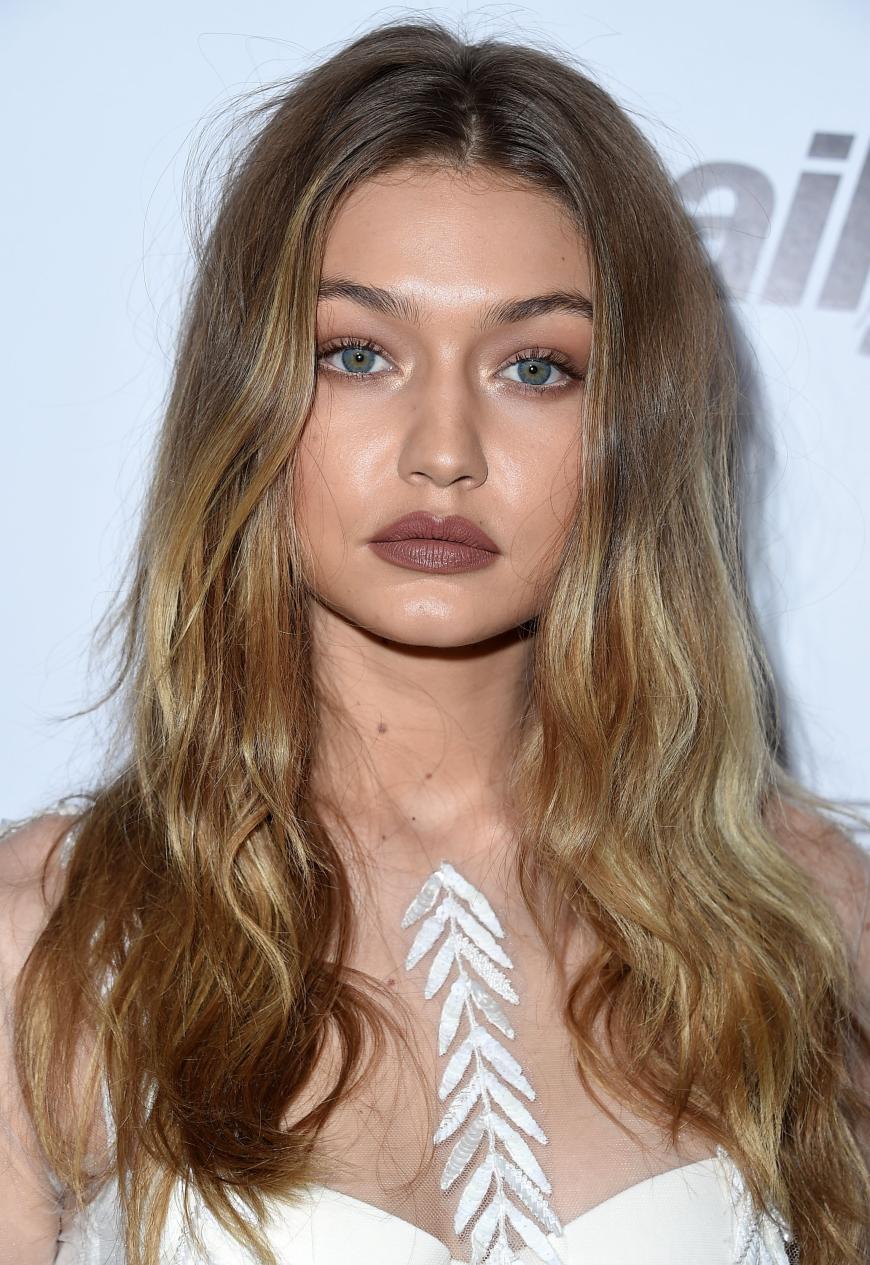 Gigi bei Tag: Highlighter ist ihr Zauberwort. Ob in Form von Puder für den typischen Glow oder als Stift für die Brauen und Augeninnenwinkel. Ein kräftiger Nude-Ton für die Lippen und fertig ist der Gigi Hadid Look für den Tag.