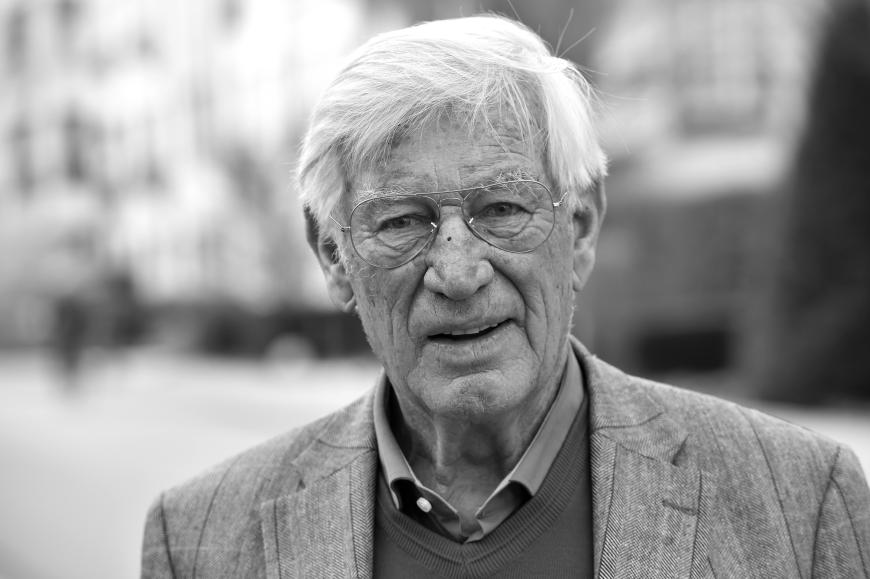 Große Trauer um Siegfried Rauch: Der Ex-„Traumschiff“-Kapitän ist am 11. März 2018 im Alter von 85 Jahren an Herzversagen gestorben. Rauch war in der Rolle des „Traumschiff“-Kapitäns Jakob Paulsen bekanntgeworden, von 1999 bis 2013 war er für 14 Jahre das Gesicht der Sendung. Insgesamt stand er in mehr als 500 Filmen und Serien vor der Kamera, unter anderem in der ZDF-Serie „Der Bergdoktor“, in der er zueletzt den Dr. Roman Melchinger spielte. 2015 wurde Rauch zum beliebtesten Schauspieler und zum beliebtesten TV-Arzt gewählt. Er hinterlässt seine Ehefrau Karin Rauch, die er 1964 heiratete, und seine zwei Söhne Benedikt und Jakob Rauch.