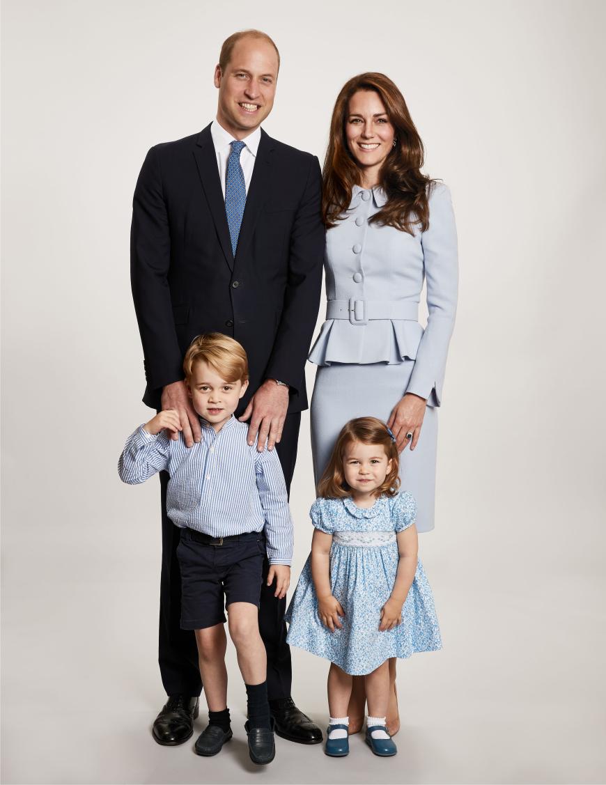 Familienglück in Hellblau: Die Cambridges veröffentlichen ein neues Familienfoto. Vor Prinz William steht Prinz George in Shorts und gestreiftem Hemd und vor Kate die kleine Charlotte im blauen Kleidchen. So niedlich! Dieses Bild verschicken die Royals dieses Jahr als Weihnachtskarte. Es wurde schon vor Wochen oder sogar Monaten im Kensington Palast von Fotograf Chris Jackson geschossen, bevor man Kates Schwangerschaft sehen konnte.