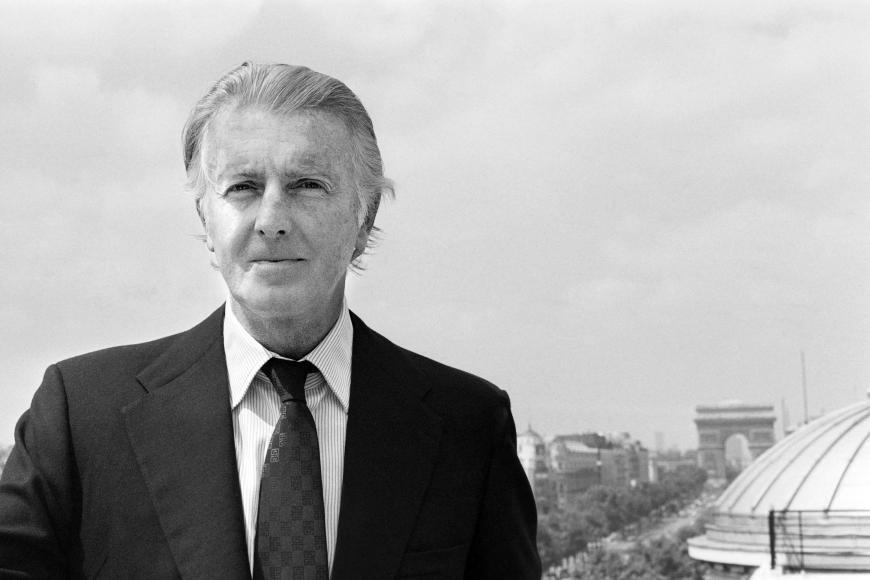 Der international bekannte französische Modeschöpfer Hubert de Givenchy starb am 10. März 2018 im Alter von 91 Jahren. Audrey Hepburn, Elizabeth Tyalor, Jacqueline Kennedy: Für diese und viele andere Stars schuf Givenchy unvergessene Looks. Der Modeschöpfer begann seine Karriere 1945, 1952 folgte dann die Gründung seines eigenen Modehauses. Mit wachsendem Erfolg wuchs sein Unternehmen, neben Mode wurden sowohl Accessoires, Parfüm und Kosmetik vertrieben. 1995 zog sich Hubert de Givenchy als Chefdesigner zurück, jüngere Designer wie John Galliano, Alexander McQueen und Riccardo Tisci übernahmen. Die femininen und eleganten Kreationen aus dem Hause Givenchy sind jedoch bei Stars nach wie vor sehr beliebt.