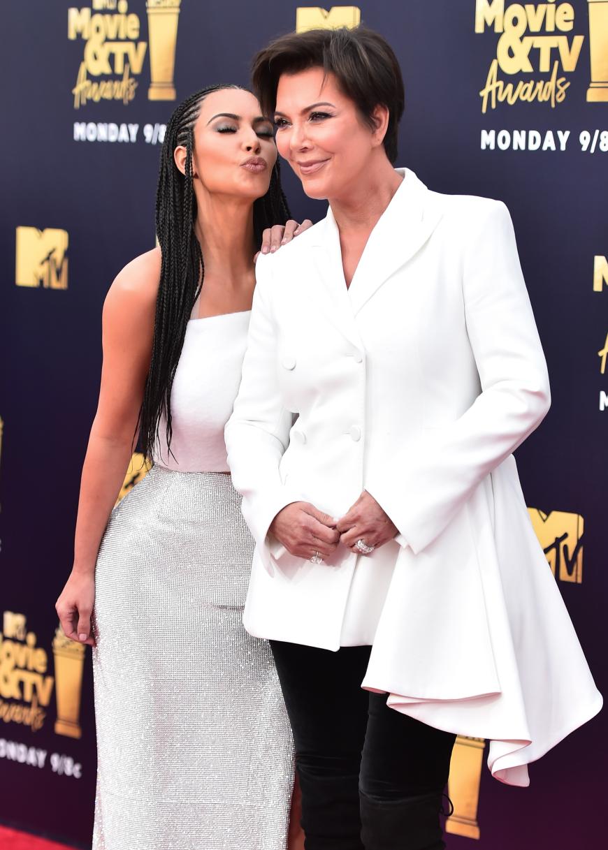 Küsschen! Die zweitälteste Tochter von Kris Jenner, Kim Kardashian, liebt ihre Mama über alles. Wie ihre Geschwister Kourtney, Khloé und Rob stammt Kim aus Kris' Ehe mit Robert Kardashian ...