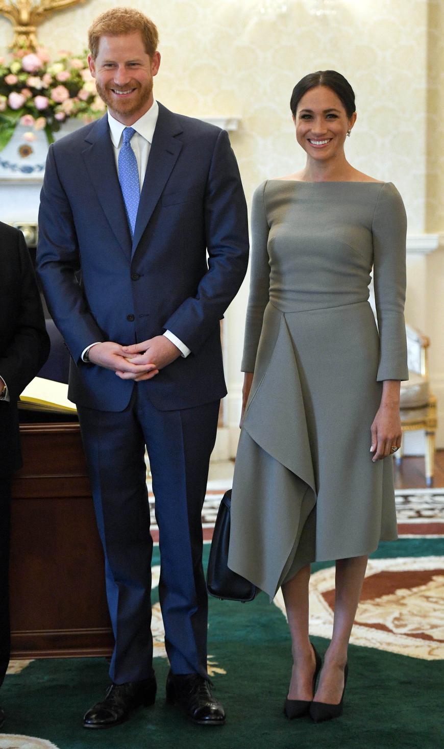 Dieses raffinierte Kleid trug Meghan bei einem Irland-Besuch im Sommer nach der royalen Hochzeit.