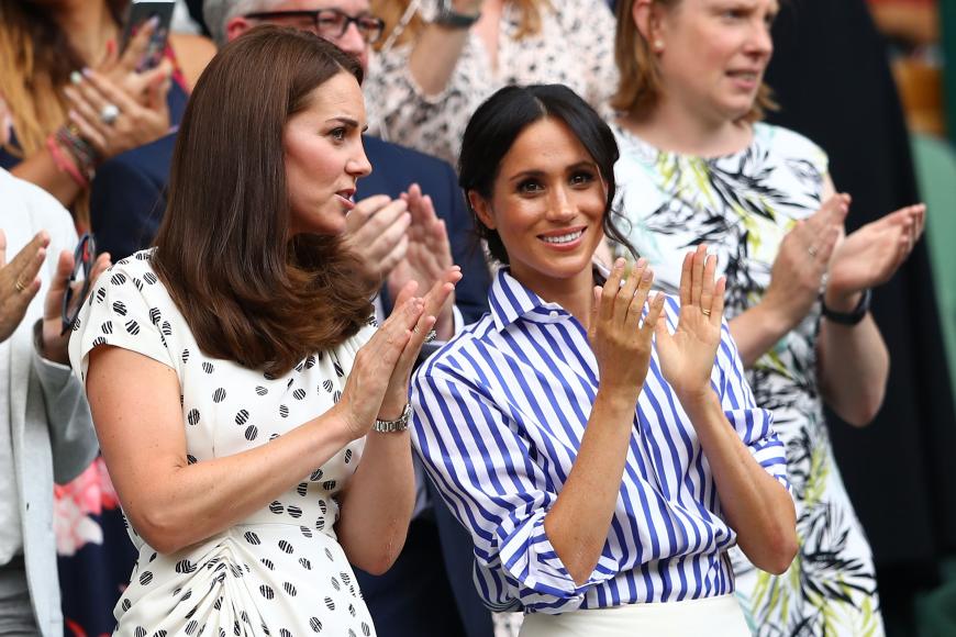Meghan lässig neben Schwägerin Kate in einer blau-weiß-gestreiften Bluse. Die beiden Stilikonen besuchten am 14. Juli 2018 gemeinsam das legendäre Tennisturnier von Wimbledon.