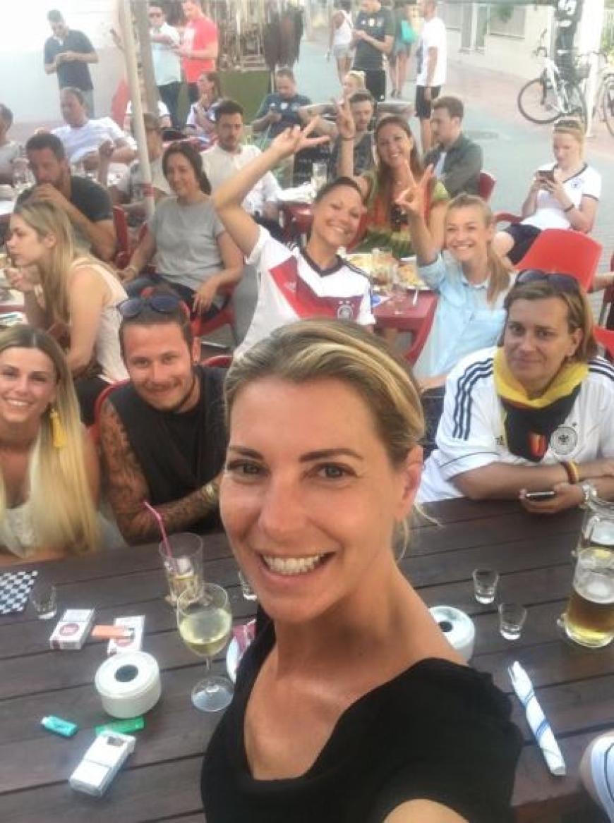Giulia Siegel setzt auf Public Viewing mit den deutschen Fans auf Ibiza.
