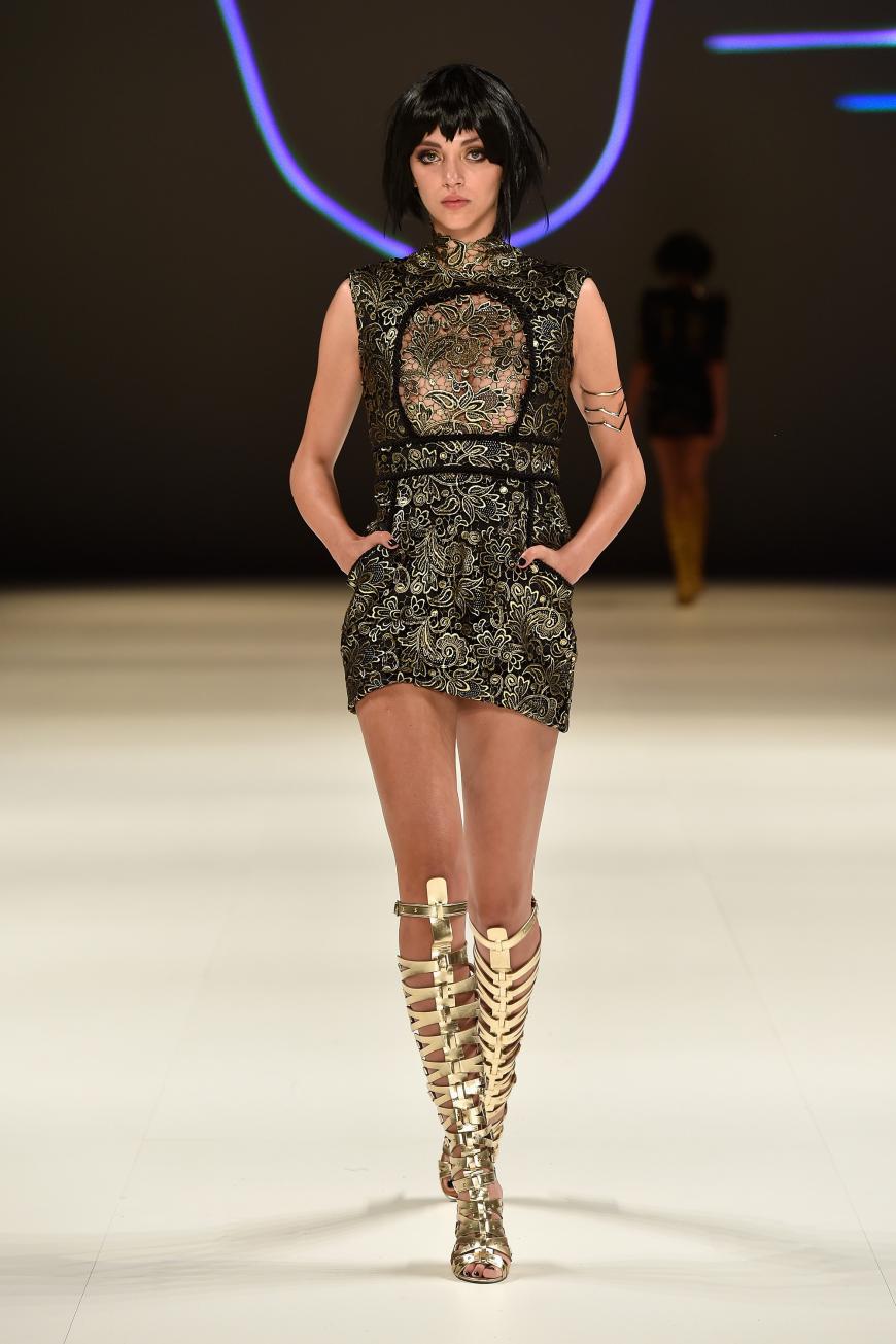 Gladiatorensandalen in Gold auf dem Catwalk
