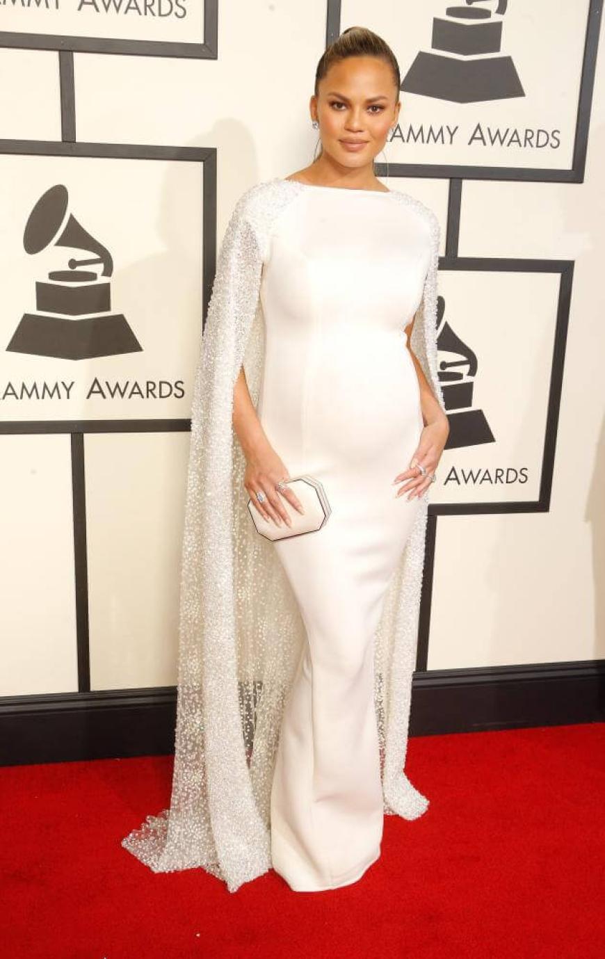 Grammy Awards 2016: Zum Niederknien: Chrissy Teigen hüllte ihre süße Babykugel in ein eng geschnittenes Traumkleid mit passender Clutch und fein gearbeiteter Stoff-Applikation.