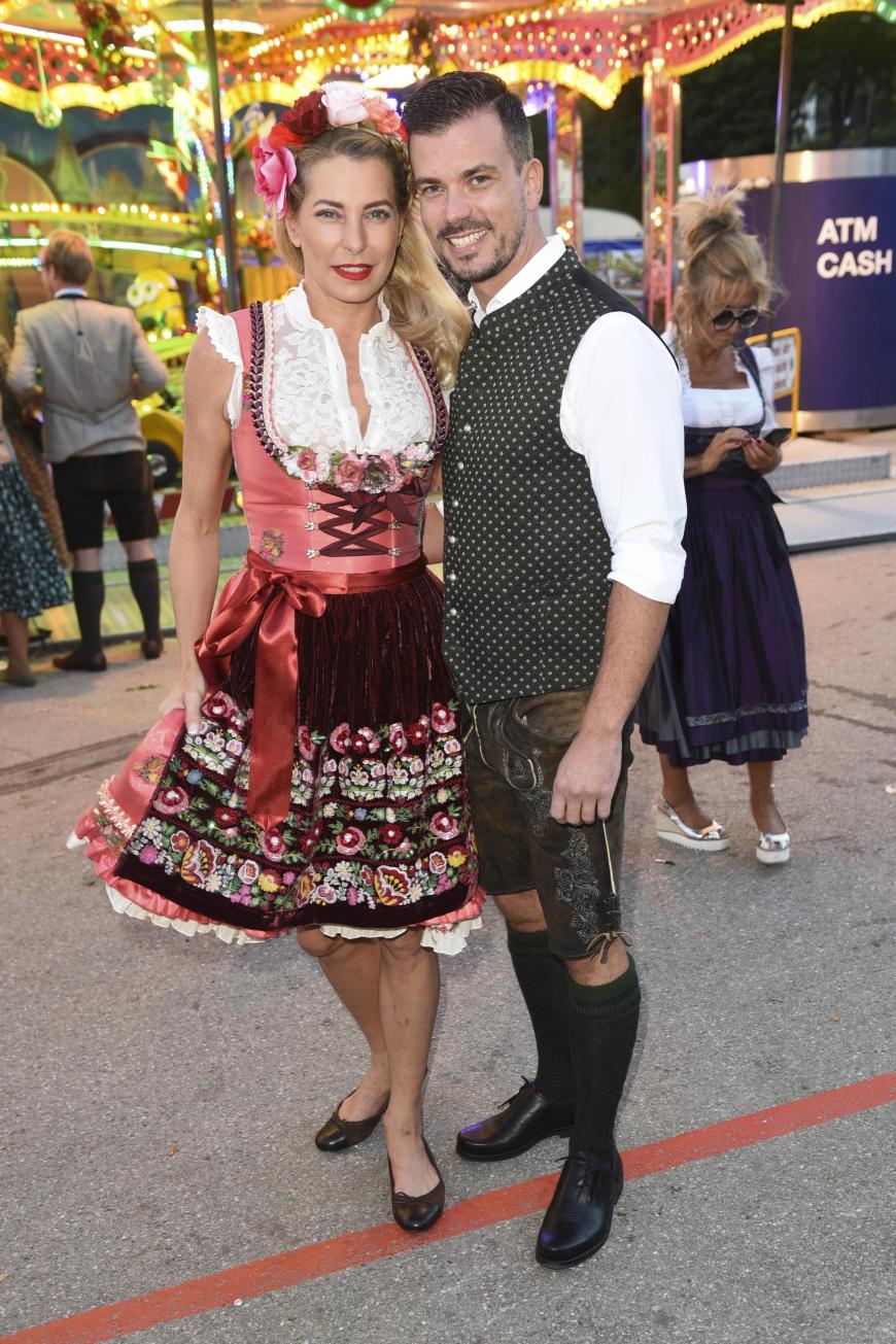 Giulia Siegel hat sich ordentlich fürs Oktoberfest herausgeputzt. Die Begleitung an ihrer Seite ist Fernsehkoch Ludwig Heer.