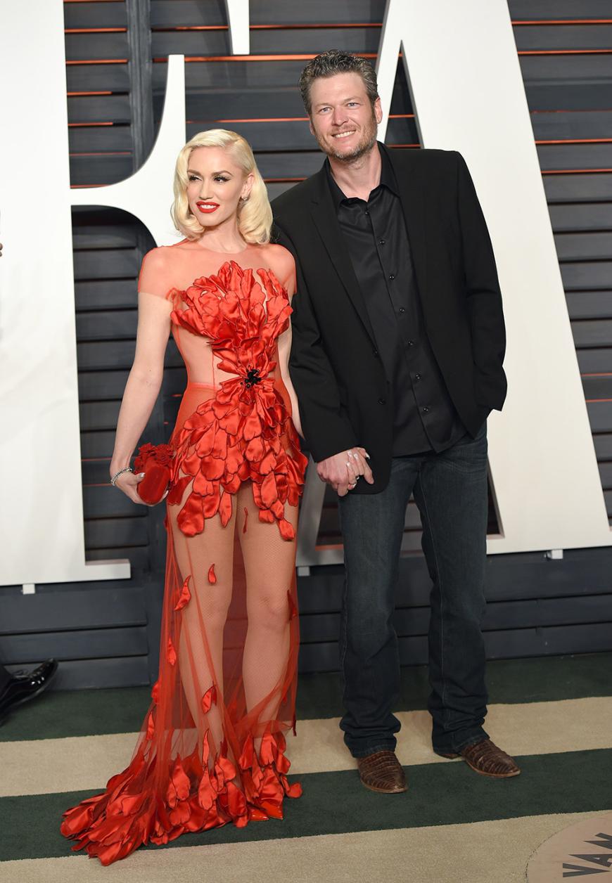 Urgs! Gwen Stefani zeigte sich glücklich an der Seite ihres Neuen, Blake Shelton, und trug unser persönliches Horror-Kleid des Abends.