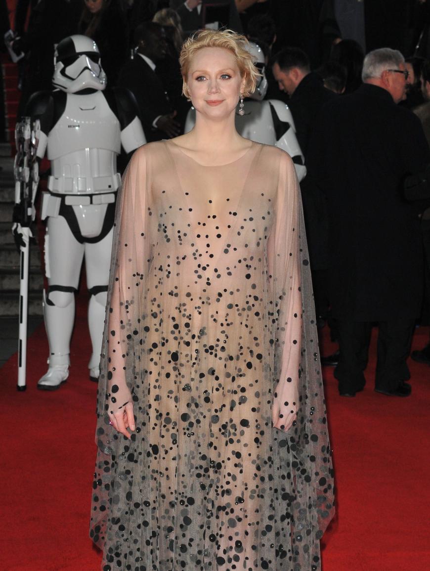 Gwendoline Christie erschien in einem transparenten Gewand, das an eine andere Galaxie erinnerte.