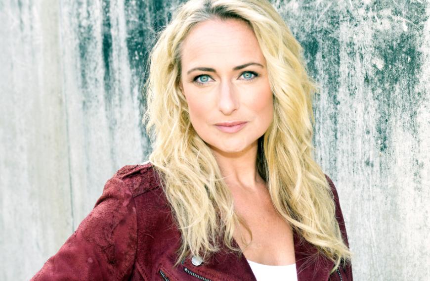 Chaotisch, loyal, impulsiv - so lässt sich Maren (Eva Mona Rodekirchen) wohl am besten beschreiben. Seit 2010 ist sie bei GZSZ dabei. Sie ist die Mutter von Jonas (Felix van Deventer) und Lily (Iris Mareike Steen). Außerdem führte sie lange eine On-Off-Beziehung mit Alex (Clemens Löhr). Um ihrer besten Freundin Katrin (Ulrike Flemming) das Leben zu retten, brachte sie dessen Ex und Vater von Jasmin (Janina Uhse) um. Später wurde sie nach einem One-Night-Stand mit ihrem Kollegen Leon (Daniel Fehlow) schwanger, was noch mehr Chaos ins Leben der