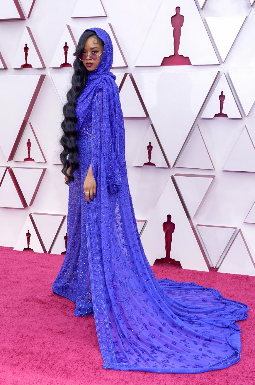 Auch über diesen Oscar-Look sprechen heute viele: Sängerin H.E.R. erschien in einem lila-blauen Cape-Kleid von Peter Dundas.