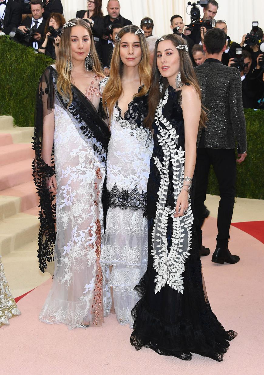 Omas Gardine? Este, Danielle und Alana Haim in aufeinander abgestimmten Kleidern von Rodarte.
