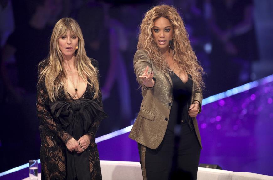Auch Tyra Banks ist das Schmuckstück nicht entgangen. Sie legte sogar Hand an, um den Ring aus der Nähe zu begutachten.