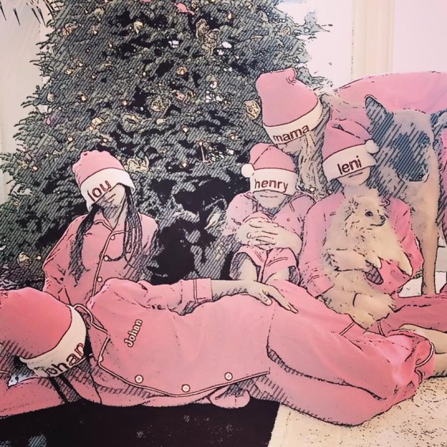 Weihnachen im Comic-Style: Heidi Klum mit Kids und Hunden unterm Tannenbaum.
