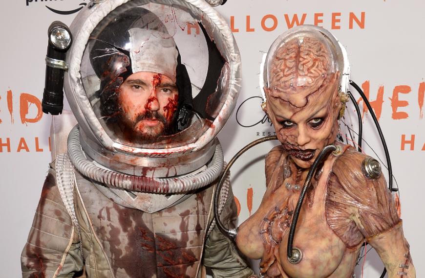 Grusel-Alarm! Auch 2019 überlegte sich Heidi Klum natürlich wieder ein ganz besonders spektakuläres Kostüm. Stundenlang ließ sie sich in einem Schaufenster in New York in einen Horror-Alien verwandeln. Ehemann Tom Kaulitz durfte natürlich nicht fehlen und kam als Astronaut.