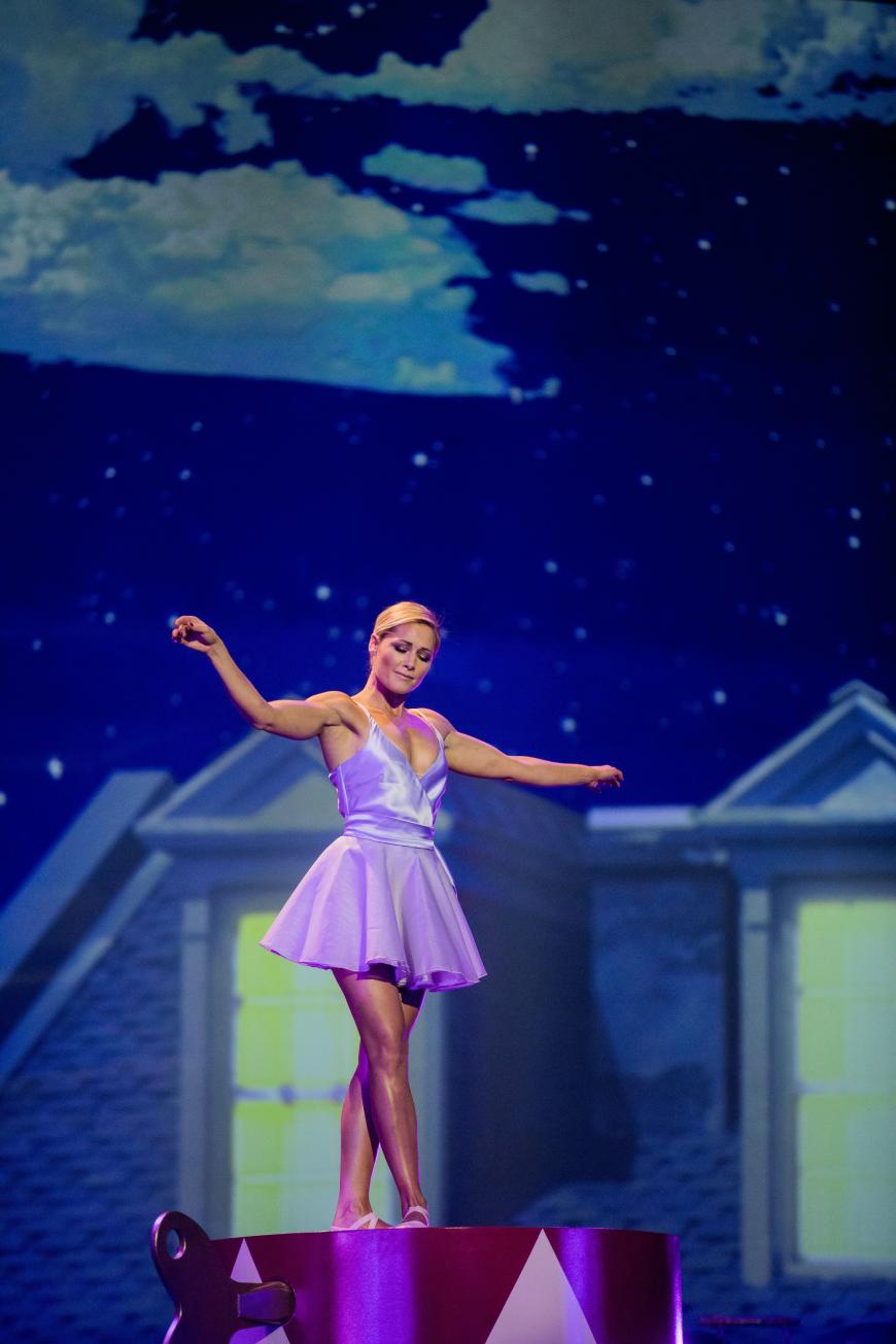 In einem Ballerina-Outfit sorgte die durchtrainierte Schlagerkönigin für einen ganz besonderen Auftritt. Die Sängerin lenkte mit dem Look den Fokus gezielt auf ihre muskulösen Arme, um die sie ganz sicher der ein oder andere beneiden wird. Doch nicht bei jedem kommt Helenes Muskel-Body gut an ...
