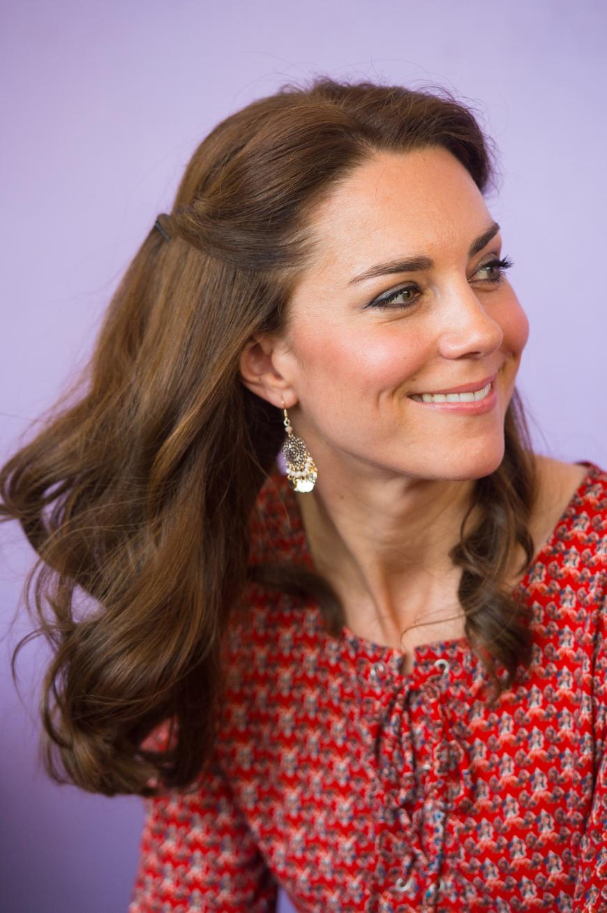 Haare und Schmuck passen wie immer perfekt zu dem Kleid.