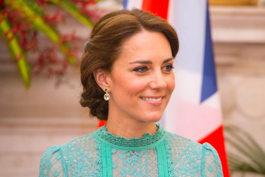 Kate trägt dazu eine elegante Hochsteckfrisur.
