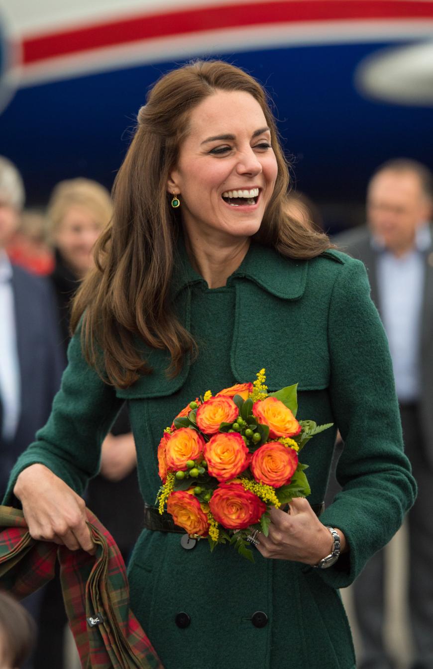 Später ging es weiter nach Whitehorse, Yukon, wo William und Kate eine Rangerstation besichtigten und sich eine Tanz-Show anschauten. Kate trug passend zum Kleid einen waldgrünen langen Mantel und war guter Dinge.