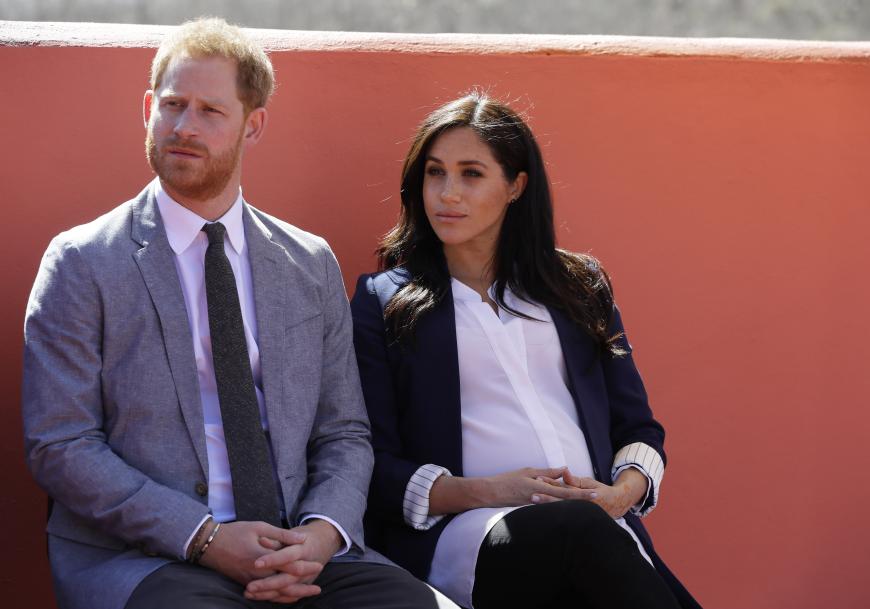 Krass! Nur kurz nach der Geburt ihres Sohnes müssen sich Herzogin Meghan und Prinz Harry mit fiesen Tweets über ihren Nachwuchs auseinandersetzen.