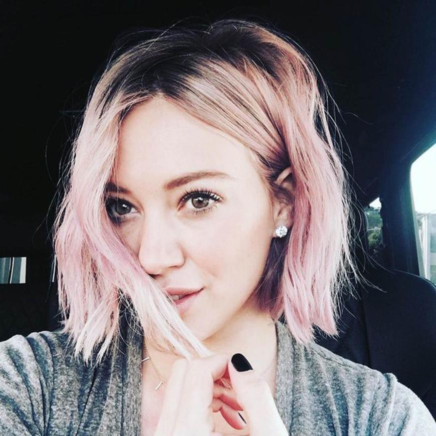 Aber sie kann auch anders...bei Twitter postete sie ihren ungewohnt ausgefallenen Look: Kurz und pink!