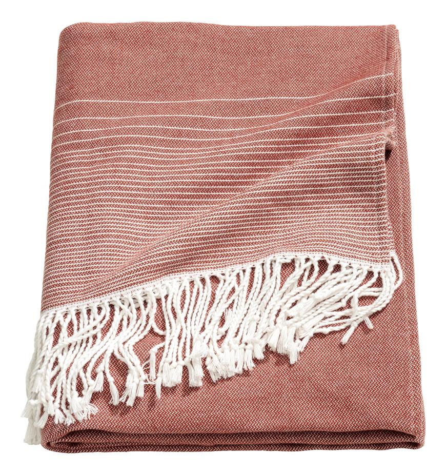 Diese Decke wärmt dich in lauen Sommernächten, 40€ von H&M, allerdings erst ab dem 17.April.