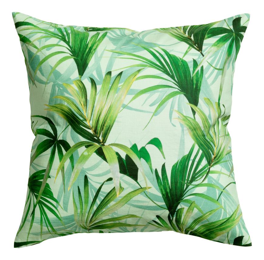 Wir lieben dieses tropische Palmenkissen! Ihr auch? H&M, ca. 8€, ab dem 17. April erhältlich.